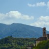 Panorama con il campanile della chiesa di San Pietro a Belluno e il Nevegal - Foto AdorableBelluno